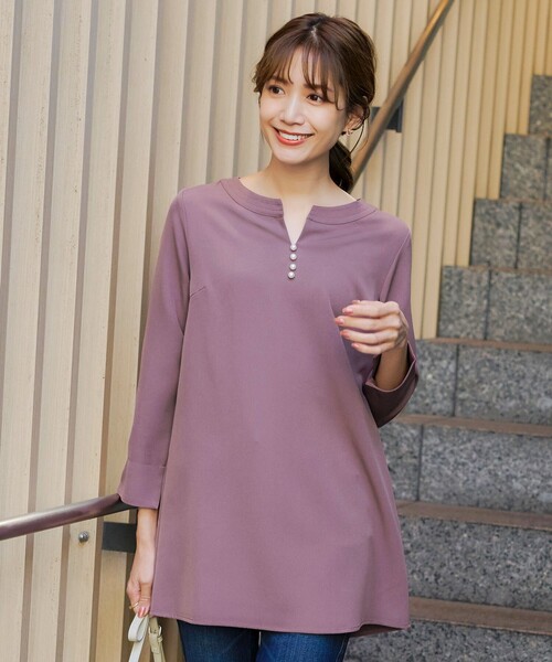 Tiaclasse(ティアクラッセ)の「【ダブルストレッチ】スキッパーパールチュニックブラウス(シャツ/ブラウス・レディース・グレイッシュベージュ/サックスブルー/ブラック/ピンク・M/L/S)」の14枚目の写真