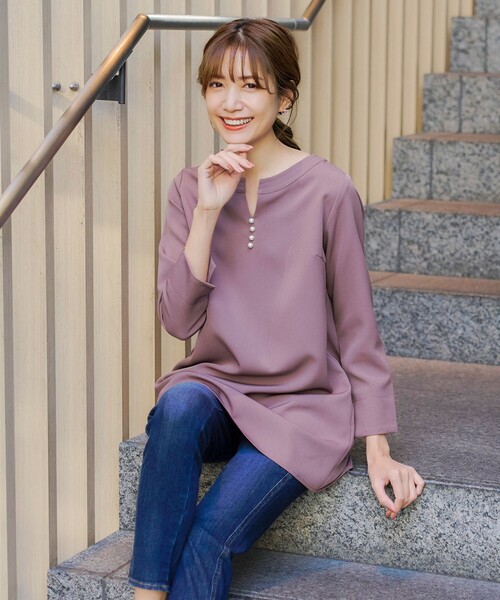 Tiaclasse(ティアクラッセ)の「【ダブルストレッチ】スキッパーパールチュニックブラウス(シャツ/ブラウス・レディース・グレイッシュベージュ/サックスブルー/ブラック/ピンク・M/L/S)」の16枚目の写真