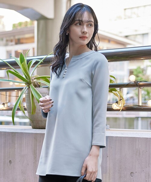 Tiaclasse(ティアクラッセ)の「【ダブルストレッチ】スキッパーパールチュニックブラウス(シャツ/ブラウス・レディース・グレイッシュベージュ/サックスブルー/ブラック/ピンク・M/L/S)」の17枚目の写真