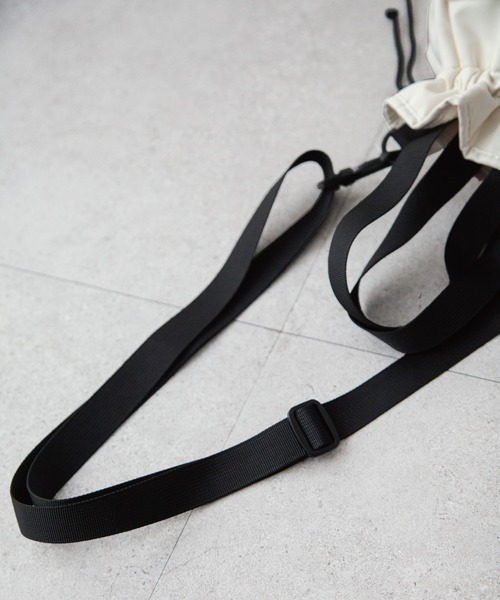 Chillfar（チルファー）の「ナイロンミニ巾着バッグ（ショルダーバッグ・レディース・ブルー/ブラック/アイボリー・FREE）」の6枚目の写真