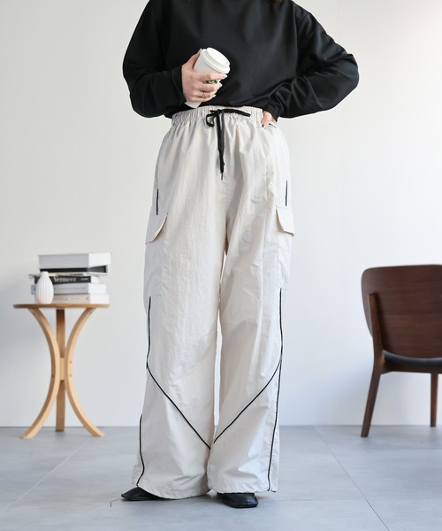 ap retro（アプレトロ）の「配色パイピングトラックパンツ / ナイロンラインパンツ（その他パンツ・レディース・グレー/チャコールグレー/アイボリー/ブラック・FREE）」の6枚目の写真