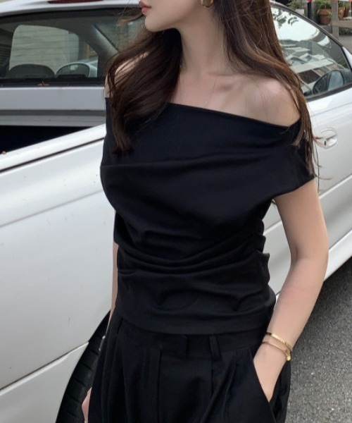 FREE STYLISTS(フリー スタイリスト)の「YUGA_YGMC ワイドドレープ オフショルダートップス(その他トップス・レディース・ブラック/グレー・FREE)」の1枚目の写真