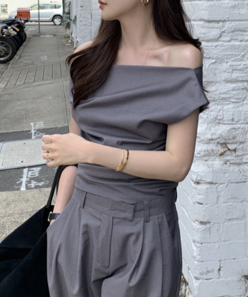 FREE STYLISTS(フリー スタイリスト)の「YUGA_YGMC ワイドドレープ オフショルダートップス(その他トップス・レディース・ブラック/グレー・FREE)」の21枚目の写真