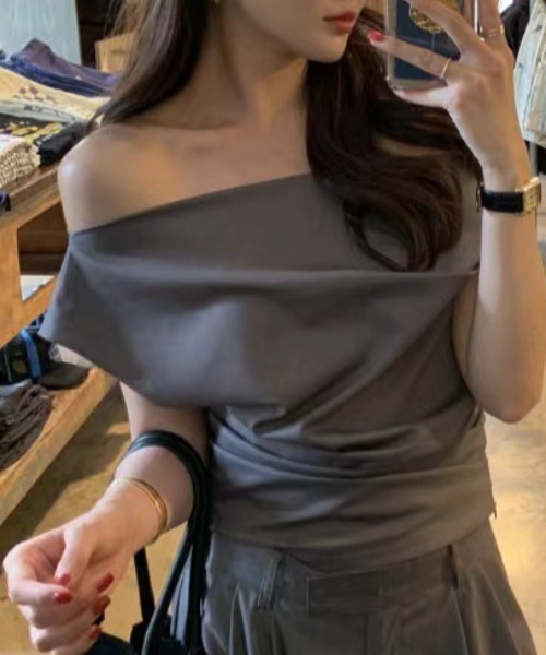 FREE STYLISTS(フリー スタイリスト)の「YUGA_YGMC ワイドドレープ オフショルダートップス(その他トップス・レディース・ブラック/グレー・FREE)」の4枚目の写真