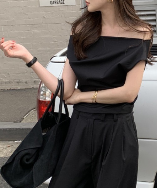 FREE STYLISTS(フリー スタイリスト)の「YUGA_YGMC ワイドドレープ オフショルダートップス(その他トップス・レディース・ブラック/グレー・FREE)」の15枚目の写真