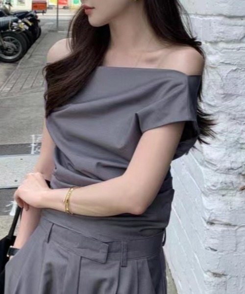 FREE STYLISTS(フリー スタイリスト)の「YUGA_YGMC ワイドドレープ オフショルダートップス(その他トップス・レディース・ブラック/グレー・FREE)」の20枚目の写真