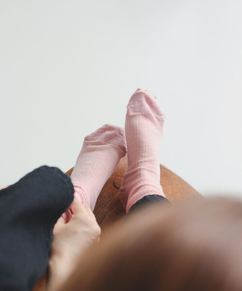 Demi-Luxe BEAMS（デミルクス ビームス）の「針抜きリブ ハイソックス（ソックス/靴下・レディース・ブラック/オフホワイト/ピンク・ONE SIZE）」の4枚目の写真