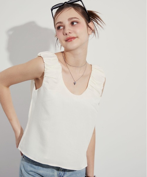 MOCOA'S(モコアズ)の「Uネックノースリーブシャツ(Tシャツ/カットソー・レディース・ホワイト/ワインレッド/ブラック・FREE)」の2枚目の写真
