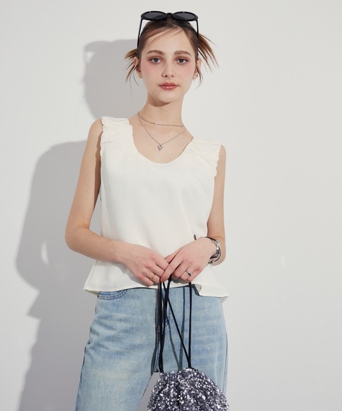 MOCOA'S(モコアズ)の「Uネックノースリーブシャツ(Tシャツ/カットソー・レディース・ホワイト/ワインレッド/ブラック・FREE)」の4枚目の写真