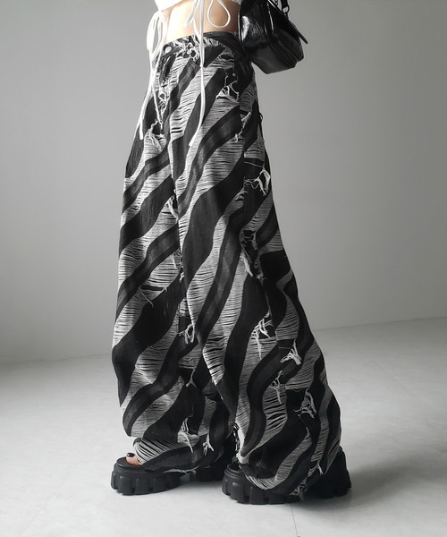 me+em select(ミームセレクト)の「※※【 2color / 4size 】バイカラーカットフリンジダメージワイドデニム / bicolor cut fringe damaged wide denim(デニムパンツ・レディース・ブラック/ブルー・SMALL/MEDIUM/LARGE/X-LARGE)」の1枚目の写真
