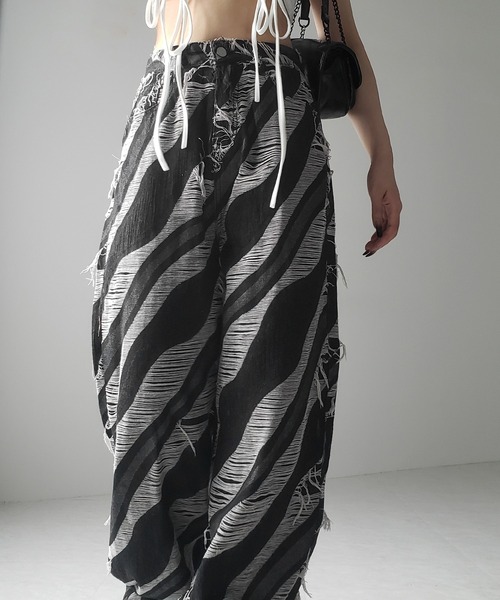 me+em select(ミームセレクト)の「※※【 2color / 4size 】バイカラーカットフリンジダメージワイドデニム / bicolor cut fringe damaged wide denim(デニムパンツ・レディース・ブラック/ブルー・SMALL/MEDIUM/LARGE/X-LARGE)」の5枚目の写真