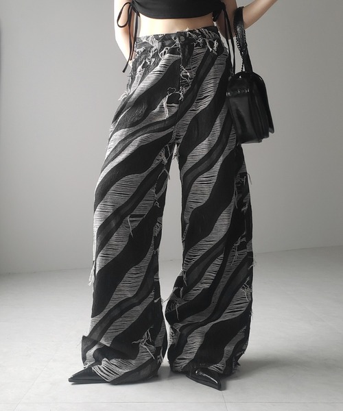 me+em select(ミームセレクト)の「※※【 2color / 4size 】バイカラーカットフリンジダメージワイドデニム / bicolor cut fringe damaged wide denim(デニムパンツ・レディース・ブラック/ブルー・SMALL/MEDIUM/LARGE/X-LARGE)」の6枚目の写真