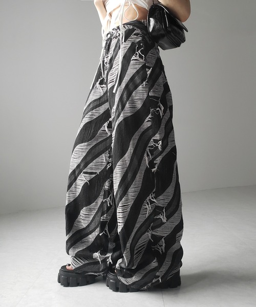 me+em select(ミームセレクト)の「※※【 2color / 4size 】バイカラーカットフリンジダメージワイドデニム / bicolor cut fringe damaged wide denim(デニムパンツ・レディース・ブラック/ブルー・SMALL/MEDIUM/LARGE/X-LARGE)」の8枚目の写真
