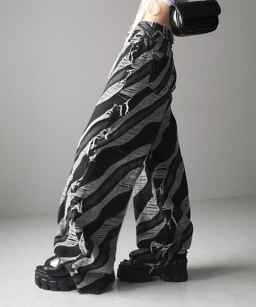 me+em select(ミームセレクト)の「※※【 2color / 4size 】バイカラーカットフリンジダメージワイドデニム / bicolor cut fringe damaged wide denim(デニムパンツ・レディース・ブラック/ブルー・SMALL/MEDIUM/LARGE/X-LARGE)」の9枚目の写真
