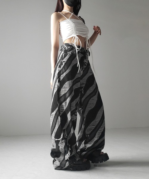 me+em select(ミームセレクト)の「※※【 2color / 4size 】バイカラーカットフリンジダメージワイドデニム / bicolor cut fringe damaged wide denim(デニムパンツ・レディース・ブラック/ブルー・SMALL/MEDIUM/LARGE/X-LARGE)」の10枚目の写真