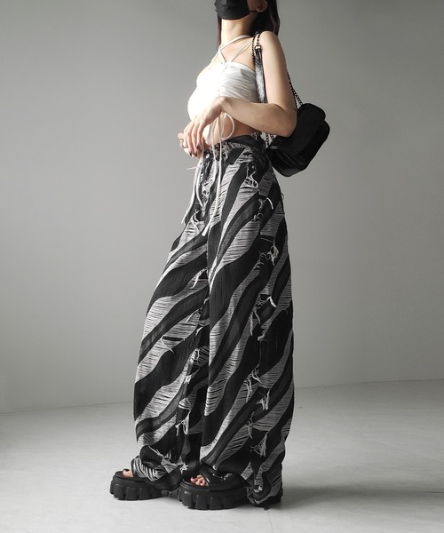 me+em select(ミームセレクト)の「※※【 2color / 4size 】バイカラーカットフリンジダメージワイドデニム / bicolor cut fringe damaged wide denim(デニムパンツ・レディース・ブラック/ブルー・SMALL/MEDIUM/LARGE/X-LARGE)」の11枚目の写真