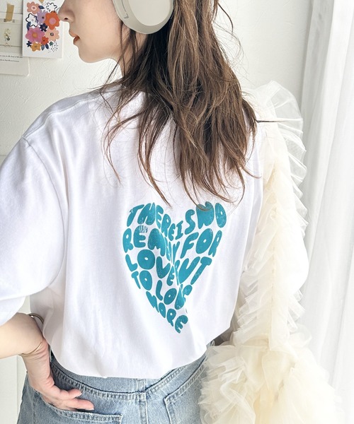 classicalelf(クラシカルエルフ)の「カジュアル可愛いが際立つ。綿100%バックハートロゴグラフィックプリントTシャツ(Tシャツ/カットソー・レディース・ホワイト/チャコール・SMALL/MEDIUM/LARGE/X-LARGE)」の1枚目の写真