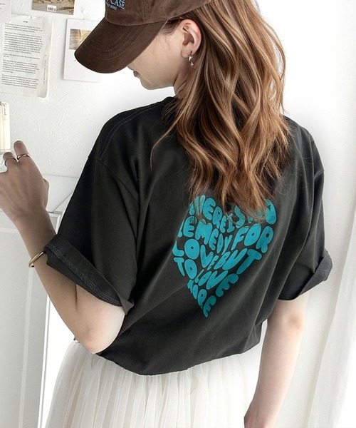 classicalelf(クラシカルエルフ)の「カジュアル可愛いが際立つ。綿100%バックハートロゴグラフィックプリントTシャツ(Tシャツ/カットソー・レディース・ホワイト/チャコール・SMALL/MEDIUM/LARGE/X-LARGE)」の2枚目の写真