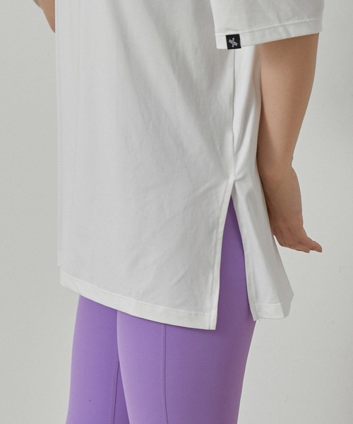 XEXYMIX（ゼクシィミックス）の「【XEXYMIX】スリット入りルーズフィット半袖Tシャツ（Tシャツ/カットソー・レディース・ホワイト/ブラック/ピンク/ブルー・S）」の16枚目の写真