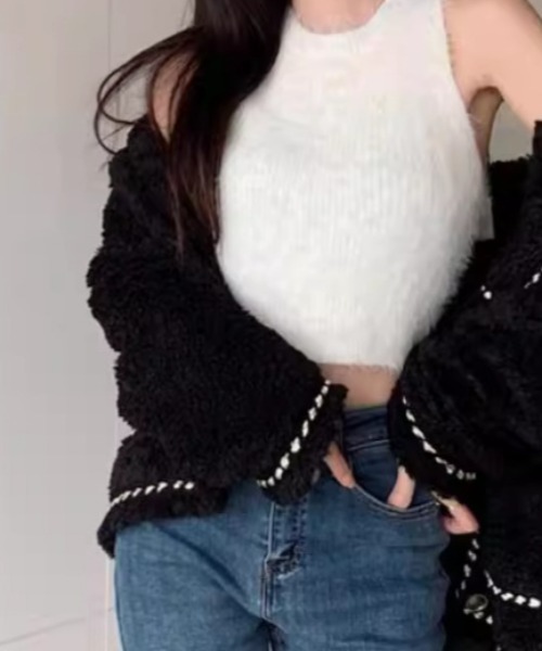 deux amour(ドゥーザムール)の「シャギークロップド丈ノースリトップス(Tシャツ/カットソー・レディース・グレー/ブラック/イエロー/ホワイト・FREE)」の5枚目の写真