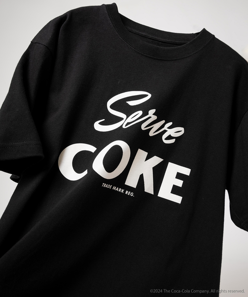 EDIFICE(エディフィス)の「Coca-Cola / 別注 プリント Tシャツ(Tシャツ/カットソー・メンズ・ホワイト×ホワイト/ブラック/ホワイト/ブラックミックス/ライトホワイト/ホワイト系その他/ブラック×ブラック/ブラック系その他・LARGE/MEDIUM/X-LARGE)」の1枚目の写真