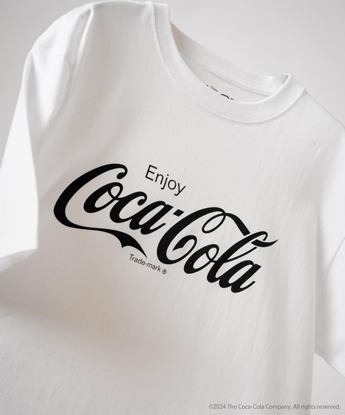 EDIFICE(エディフィス)の「Coca-Cola / 別注 プリント Tシャツ(Tシャツ/カットソー・メンズ・ホワイト×ホワイト/ブラック/ホワイト/ブラックミックス/ライトホワイト/ホワイト系その他/ブラック×ブラック/ブラック系その他・LARGE/MEDIUM/X-LARGE)」の2枚目の写真