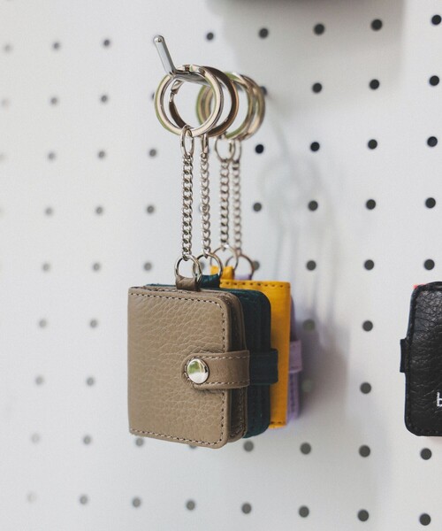 bpr BEAMS（ビーピーアール ビームス ）の「フォト カードケース キーホルダー（キーホルダー・レディース・ラベンダー/イエロー/オレンジ/ベージュ/グリーン/ブラック・ONE SIZE）」の3枚目の写真