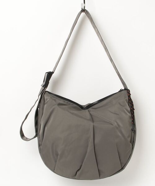 UNIVERSAL OVERALL（ユニバーサルオーバーオール）の「UNIVERSAL OVERALL / Nylon HOBO shoulder（L） / UVO-196（ショルダーバッグ・レディース・チャコールグレー/ブラック/ベージュ・ONESIZE）」の4枚目の写真