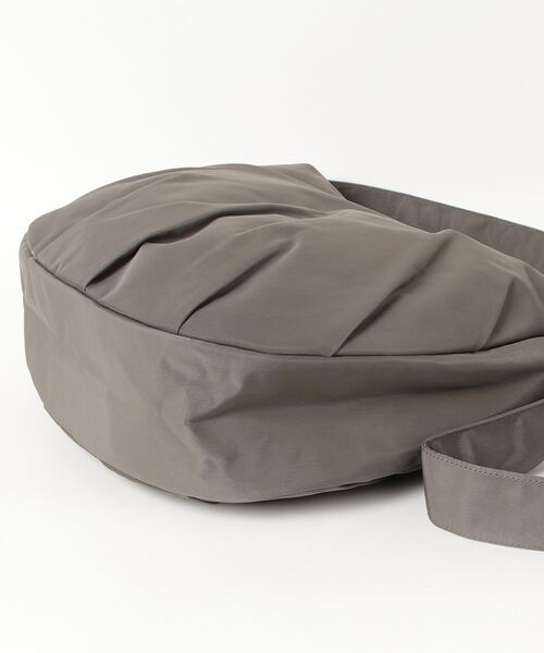 UNIVERSAL OVERALL（ユニバーサルオーバーオール）の「UNIVERSAL OVERALL / Nylon HOBO shoulder（L） / UVO-196（ショルダーバッグ・レディース・チャコールグレー/ブラック/ベージュ・ONESIZE）」の5枚目の写真