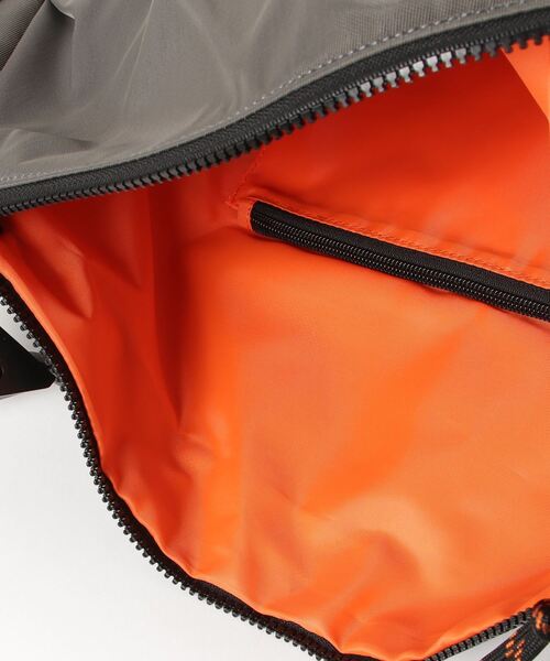 UNIVERSAL OVERALL（ユニバーサルオーバーオール）の「UNIVERSAL OVERALL / Nylon HOBO shoulder（L） / UVO-196（ショルダーバッグ・レディース・チャコールグレー/ブラック/ベージュ・ONESIZE）」の6枚目の写真