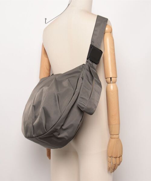 UNIVERSAL OVERALL（ユニバーサルオーバーオール）の「UNIVERSAL OVERALL / Nylon HOBO shoulder（L） / UVO-196（ショルダーバッグ・レディース・チャコールグレー/ブラック/ベージュ・ONESIZE）」の7枚目の写真