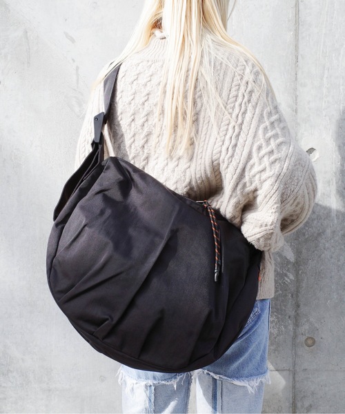 UNIVERSAL OVERALL（ユニバーサルオーバーオール）の「UNIVERSAL OVERALL / Nylon HOBO shoulder（L） / UVO-196（ショルダーバッグ・レディース・チャコールグレー/ブラック/ベージュ・ONESIZE）」の10枚目の写真