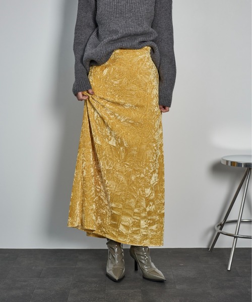 THE YOn（ザヨン）の「クラッシュベロアセミフレアスカート（スカート・レディース・チャコールアッシュ/ブルー/イエロー/ベージュ・FREE）」の4枚目の写真