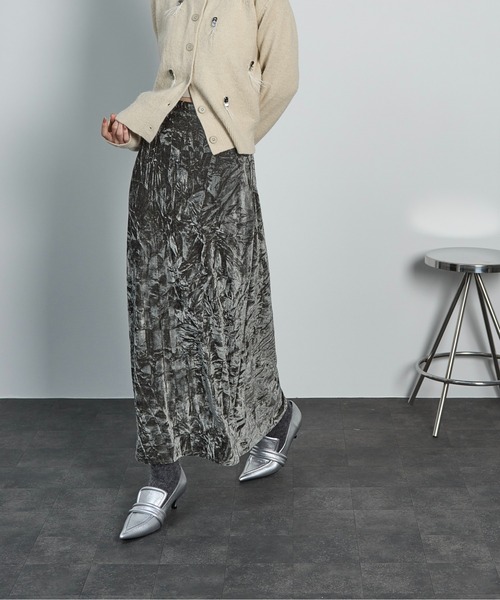 THE YOn（ザヨン）の「クラッシュベロアセミフレアスカート（スカート・レディース・チャコールアッシュ/ブルー/イエロー/ベージュ・FREE）」の2枚目の写真