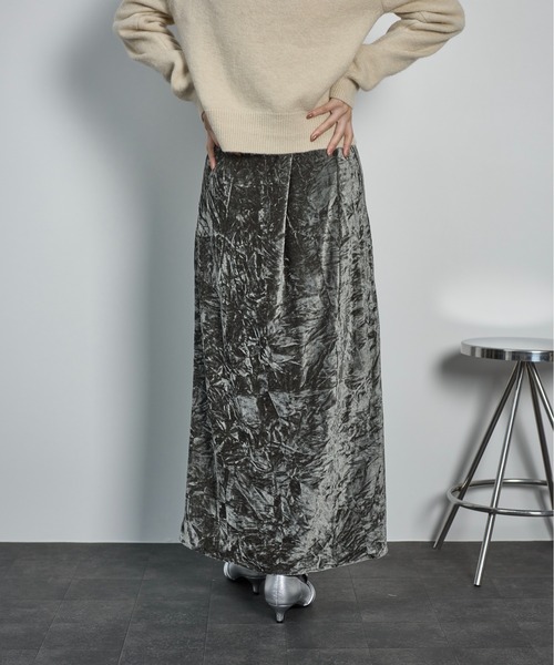 THE YOn（ザヨン）の「クラッシュベロアセミフレアスカート（スカート・レディース・チャコールアッシュ/ブルー/イエロー/ベージュ・FREE）」の20枚目の写真