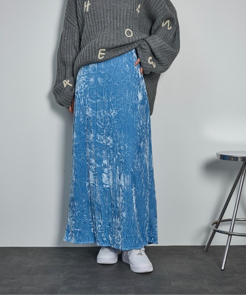 THE YOn（ザヨン）の「クラッシュベロアセミフレアスカート（スカート・レディース・チャコールアッシュ/ブルー/イエロー/ベージュ・FREE）」の5枚目の写真