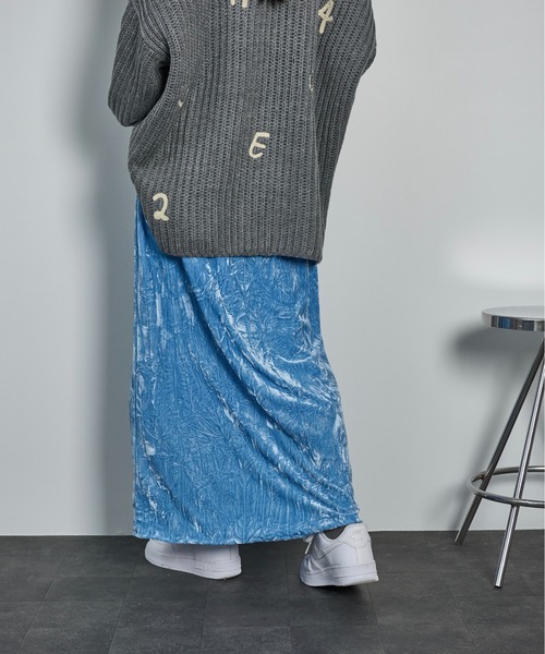 THE YOn（ザヨン）の「クラッシュベロアセミフレアスカート（スカート・レディース・チャコールアッシュ/ブルー/イエロー/ベージュ・FREE）」の9枚目の写真