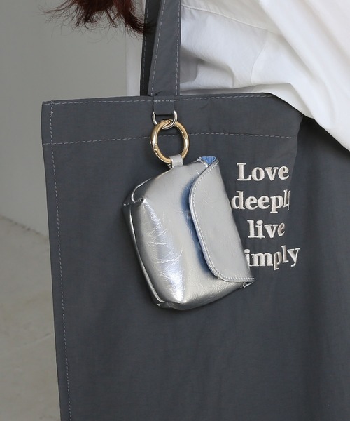 colleca la（コレカラ）の「リングカラビナ付き エナメルイヤホンケース/ミニポーチ（ヘッドフォン/イヤホン・レディース・ブラック/シルバー/パープル・FREE）」の3枚目の写真