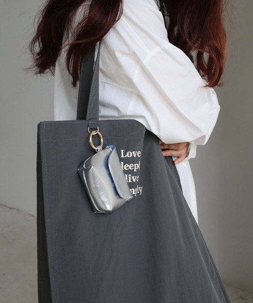 colleca la（コレカラ）の「リングカラビナ付き エナメルイヤホンケース/ミニポーチ（ヘッドフォン/イヤホン・レディース・ブラック/シルバー/パープル・FREE）」の4枚目の写真