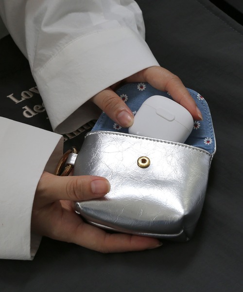 colleca la（コレカラ）の「リングカラビナ付き エナメルイヤホンケース/ミニポーチ（ヘッドフォン/イヤホン・レディース・ブラック/シルバー/パープル・FREE）」の5枚目の写真