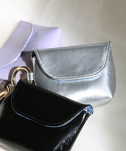 colleca la（コレカラ）の「リングカラビナ付き エナメルイヤホンケース/ミニポーチ（ヘッドフォン/イヤホン・レディース・ブラック/シルバー/パープル・FREE）」の7枚目の写真