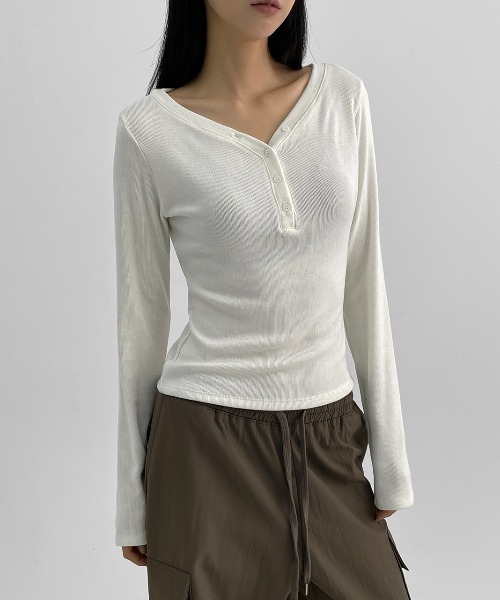 BLACKUP（ブラックアップ）の「[MADE] ケリッシュリブボタン長袖Tシャツ（Tシャツ/カットソー・レディース・アイボリー/グレー/ブラック・ONESIZE）」の2枚目の写真