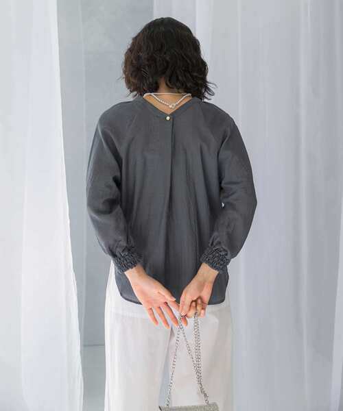 URBAN RESEARCH ROSSO WOMEN（アーバンリサーチ　ロッソ）の「2WAYギャザースリーブブラウス（シャツ/ブラウス・レディース・チャコールグレー/イエロー/ライトベージュ・FREE）」の13枚目の写真