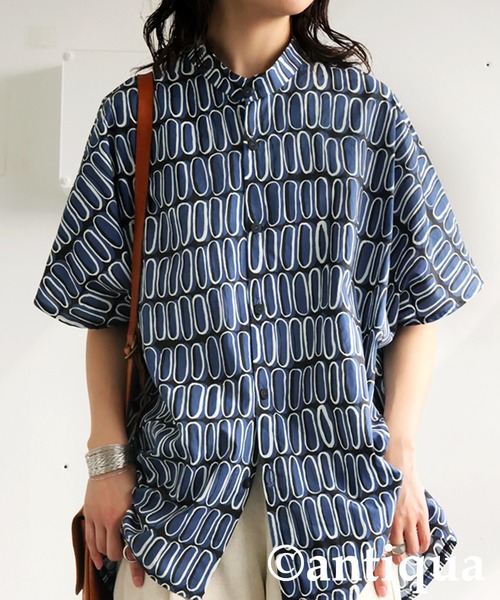 antiqua(アンティカ)の「レトロ柄シャツ(シャツ/ブラウス・レディース・ブルー/アイボリー・ONESIZE)」の1枚目の写真