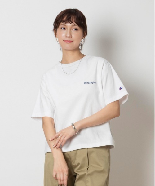 Champion(チャンピオン)の「Champion(チャンピオン)【レディース】ショート丈ロゴTシャツ(Tシャツ/カットソー・レディース・レッド/ホワイト/ベージュ・M/L/XL)」の2枚目の写真