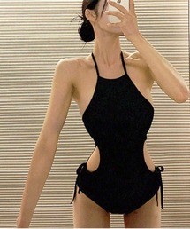 ホルターネック ワンピース」に該当するレディースの水着ファッション