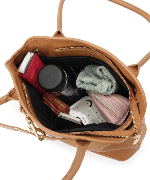 DRESSTERIOR（ドレステリア）の「MILOS（ミロス）【別注カラーあり】金具ベルト付きボストンバッグ（ボストンバッグ・レディース・キャメル/ブラック・00）」の8枚目の写真