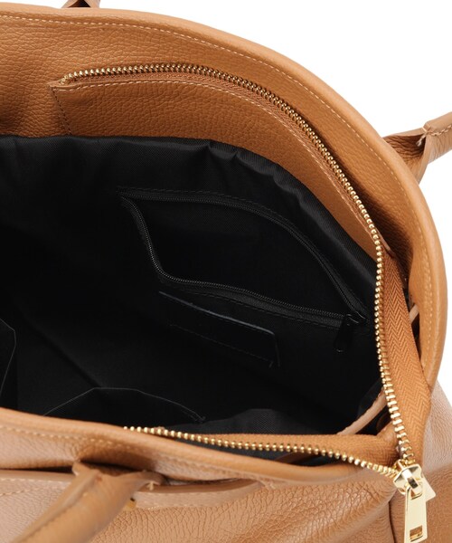 DRESSTERIOR（ドレステリア）の「MILOS（ミロス）【別注カラーあり】金具ベルト付きボストンバッグ（ボストンバッグ・レディース・キャメル/ブラック・00）」の7枚目の写真