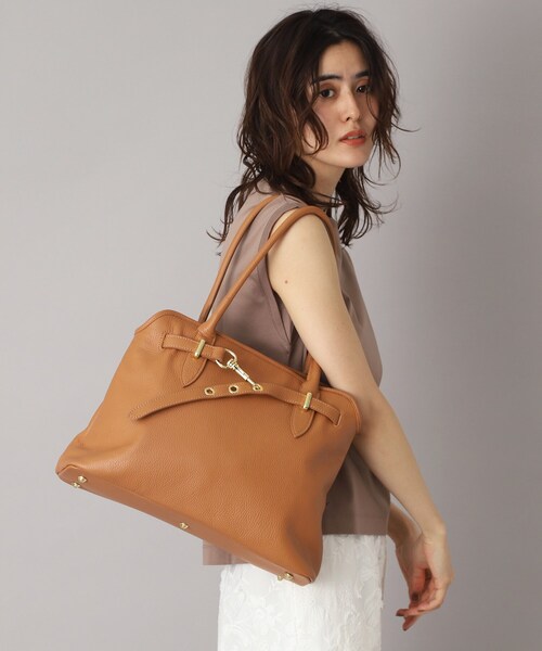 DRESSTERIOR（ドレステリア）の「MILOS（ミロス）【別注カラーあり】金具ベルト付きボストンバッグ（ボストンバッグ・レディース・キャメル/ブラック・00）」の4枚目の写真