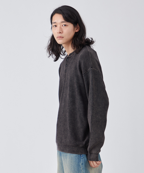 B.C STOCK（ベーセーストック）の「フェード加工 ヘンリーネックニット（ニット/セーター・メンズ・ブラック/カーキ/ピンク系その他・MEDIUM/LARGE）」の6枚目の写真